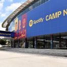 Štadión Camp Nou sa v piatok odel do nového šatu.