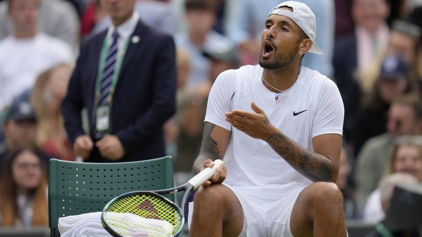 Nick Kyrgios pri debate s rozhodcom.