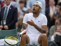 Nick Kyrgios pri debate s rozhodcom.