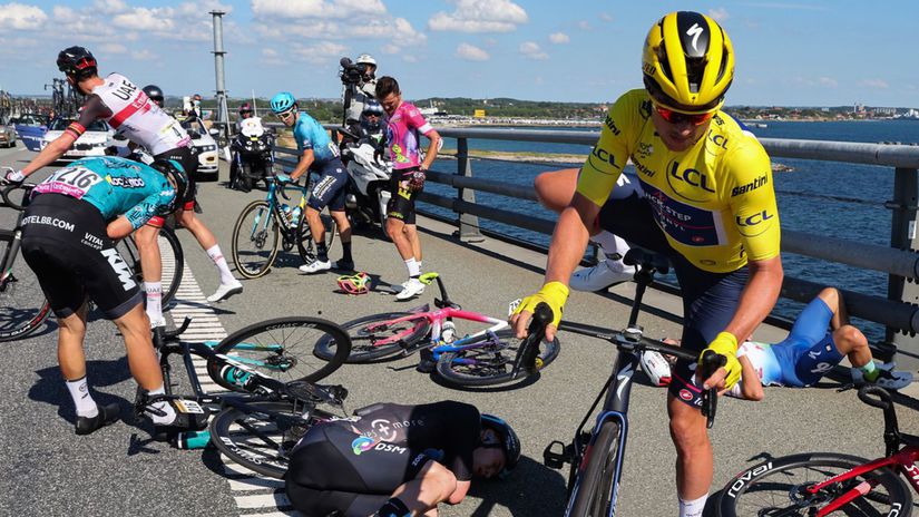 Yves Lampaert po páde blízku okraju mosta.