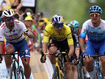 Dylan Groenewegen (vpravo) sa teší z triumfu v 3. etape. Peter Sagan (vpravo) skončil štvrtý.