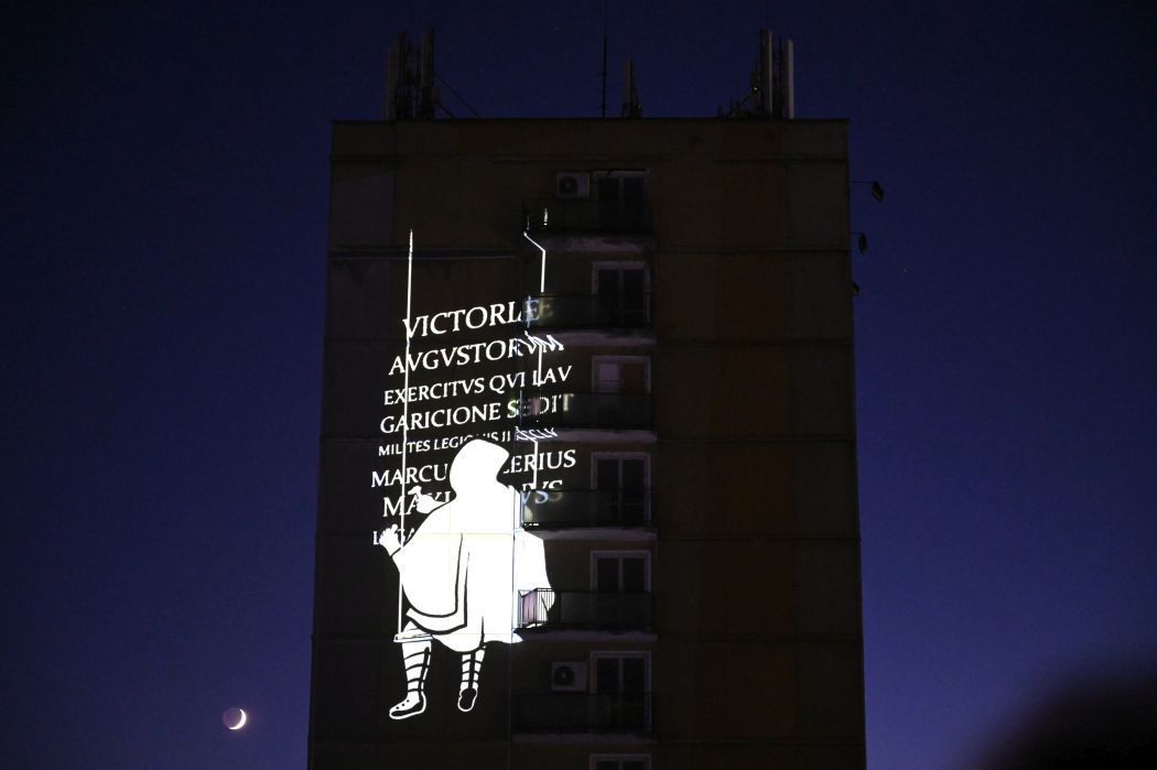 Na snímke maping na budove počas predstavenia...