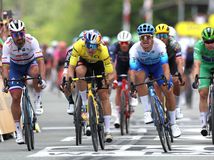 V tesnom finiš ukázal Groenewegen chrbát aj žltému van Aertovi aj Saganovi.