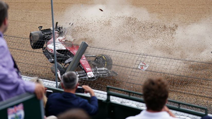 Vyzeralo to, že Čou Kuan-jüm narazí do...