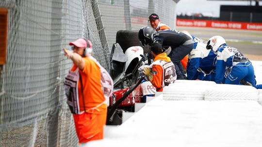 Zdravotníci a stewardi sa snažili Čou Kuan-jüma...