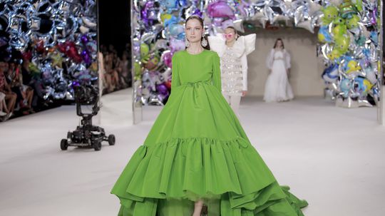 Modelka na prehliadke dámskej kolekcie haute...