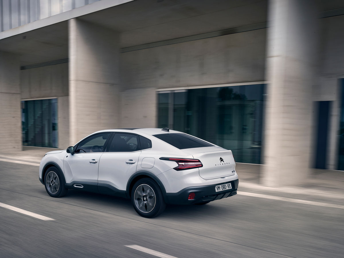 Nový Citroën C4 X je štvordverový, okno na...