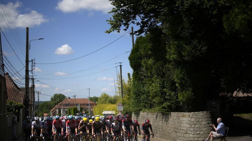 Cyklisti na ceste z Dunkerque do Calais.