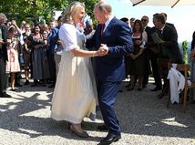 Tancovala s Putinom. Exministerka po hrozbách smrťou ušla z Rakúska