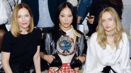 Leslie Mann, modelka Soo Joo Park a herečka Olivia De Jonge sa zúčastnili na prehliadke Chanel Haute Couture