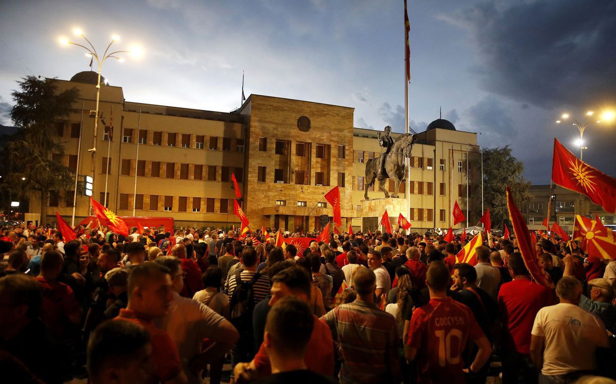 Demonštranti protestujú pred budovou parlamentu...