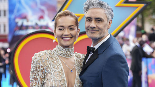 Režisér Taika Waititi a jeho partnerka Rita Ora...