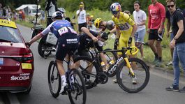 Ťažkú chvíľu si v etape prežil aj líder pretekov Wout van Aert. No žltý dres si udržal.