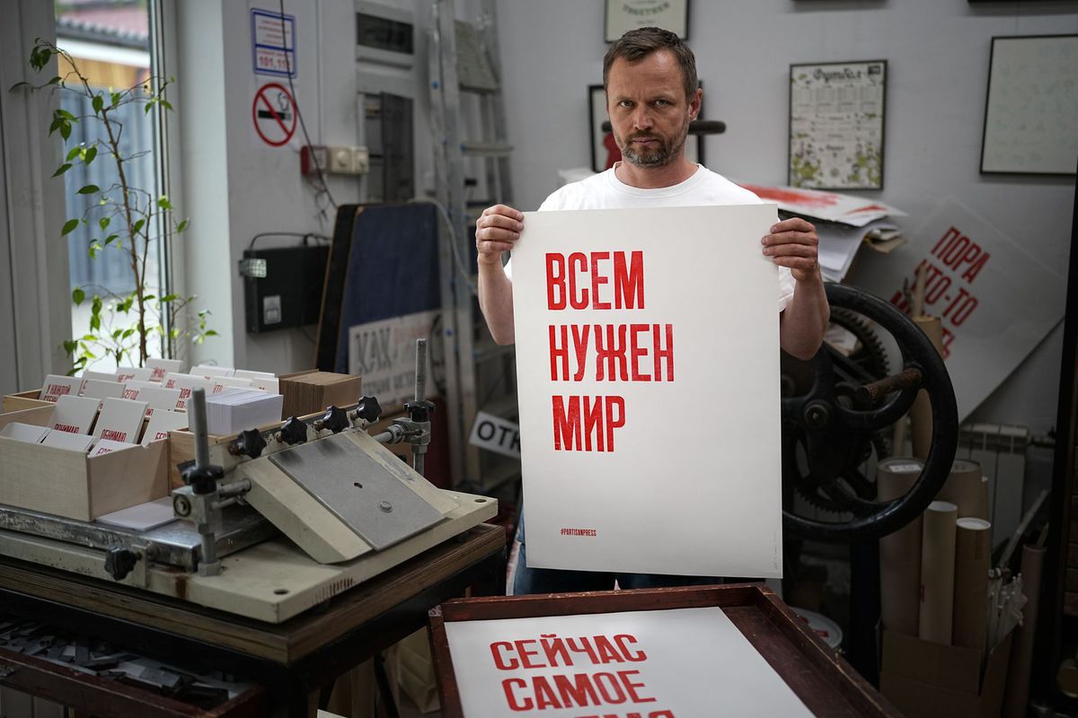 Moskovský tlačiar a umelec Sergej Besov drží v...
