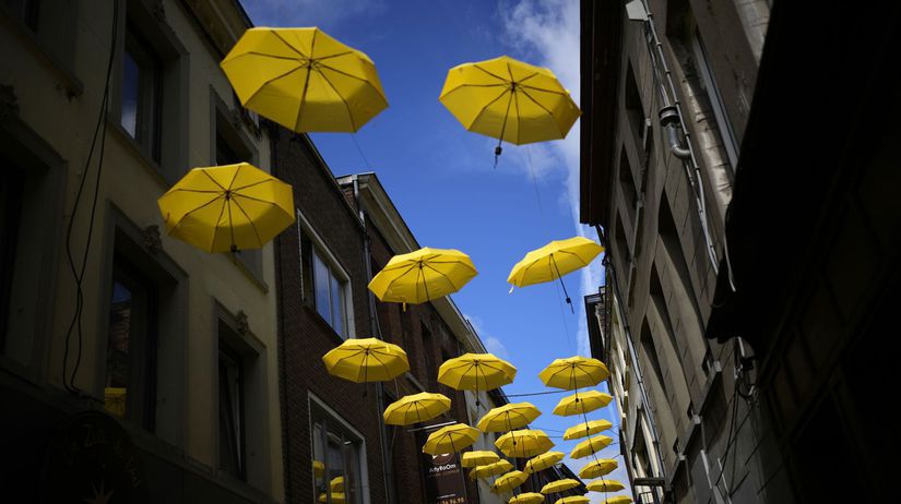 Žlté dáždniky nad ulicou pred štartom 6. etapy...