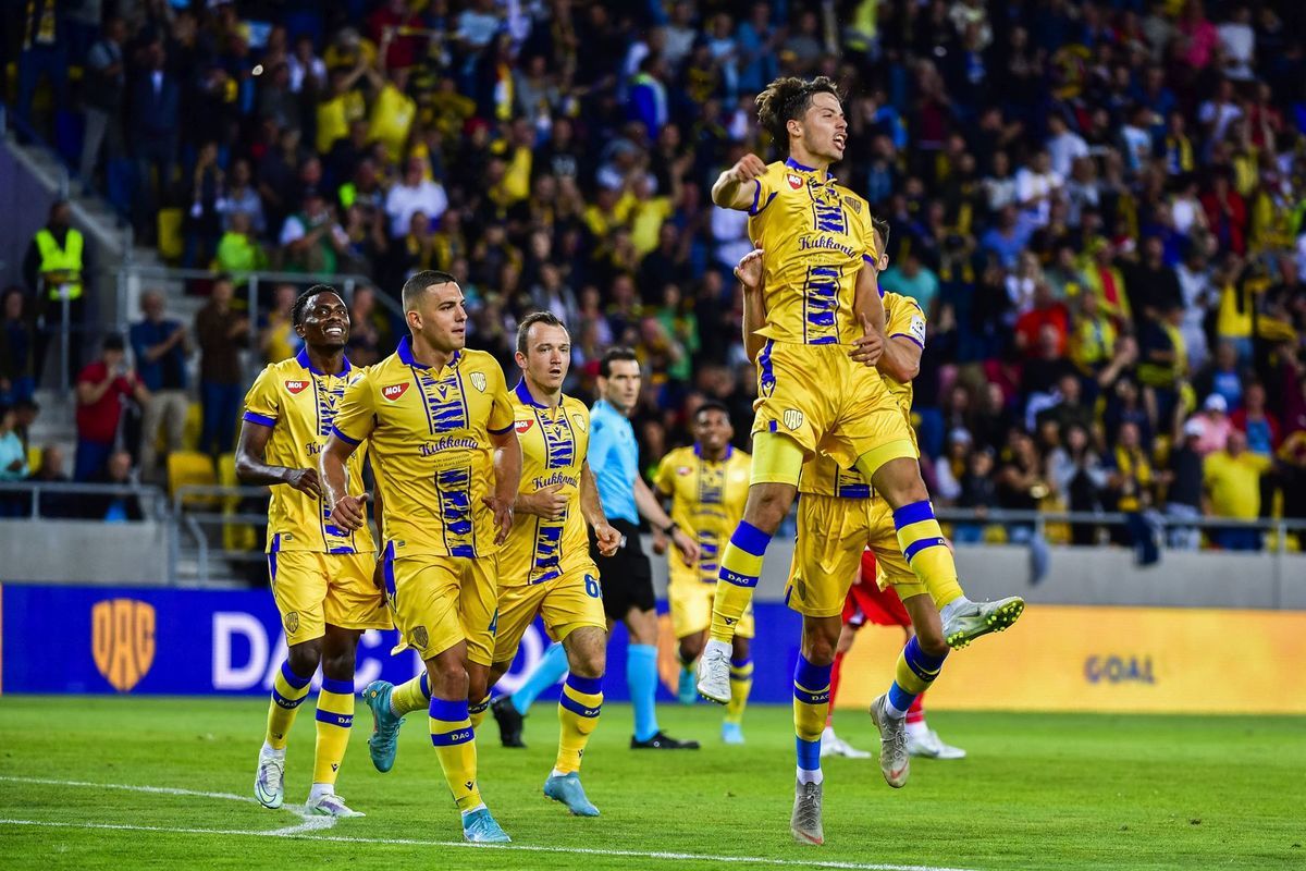 Futbalisti Dunajskej Stredy sa tešia z gólu v...