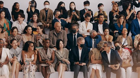 Celebrity v prvom rade počas prehliadky Fendi...