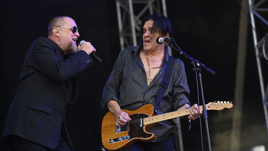 Zľava spevák skupiny Slobodná Európa Miloslav...