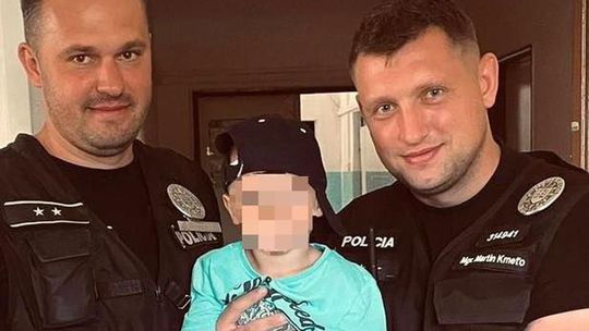 Polícia z Vrábeľ zachraňovala chlapčeka. Nahý sa prechádzal po frekventovanej ceste