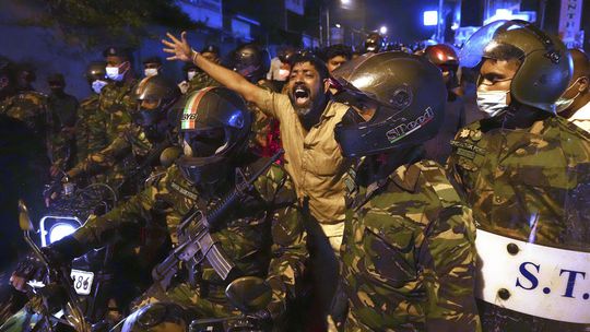 Srílanský prezident utiekol zo svojej rezidencie, vtrhli do nej tisíce demonštrantov