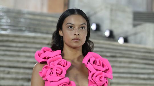 Modelka na prehliadke Valentino Haute Couture...