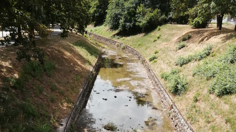V Trnave sa začala voda vracať do koryta asi po...