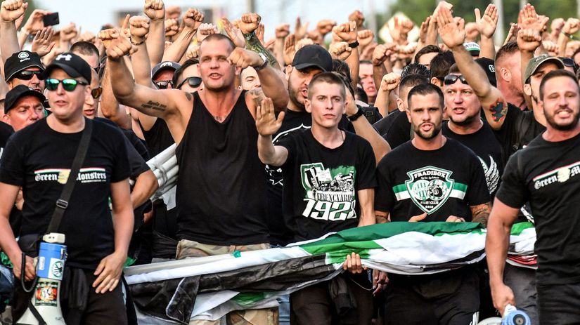Chuligáni Ferencvárosu pred zápasom v Záhrebe.