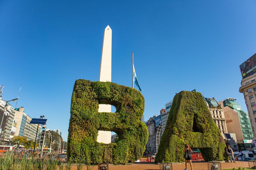 67-metrov vysoký obelisk vztýčený na oslavu 400...