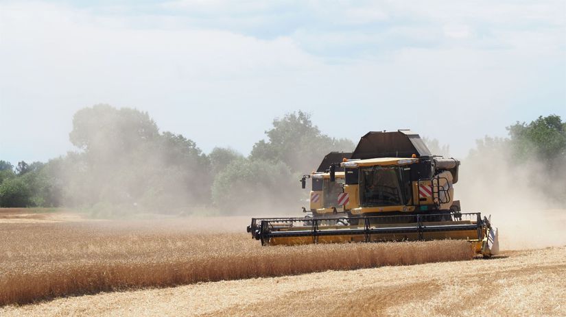 Combine harvester in Veľké Teriakovce.