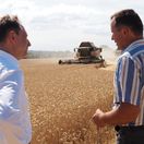 Minister pôdohospodárstva Samuel Vlčan a farmár Pavel Keľo