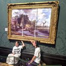 Mladi aktivisti pri obraze Voz so senom v Narodnej galerii v Londyne  ktory prekryli upravenou malbou znicenej krajiny.