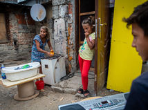 Europoslanci: Niektorí Rómovia prežívajú v stredovekých podmienkach, voda, EP