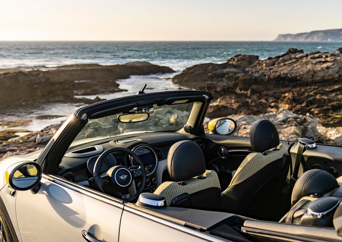 Hoci je MINI Cooper SE Convertible Concept plne...