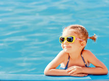 dovolenka, kúpanie, slnko, opaľovanie, slnečné okuliare, bazén, cestovanie, voda, leto,