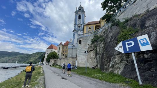 Barokový kostol v Dürnsteine vo Wachau.