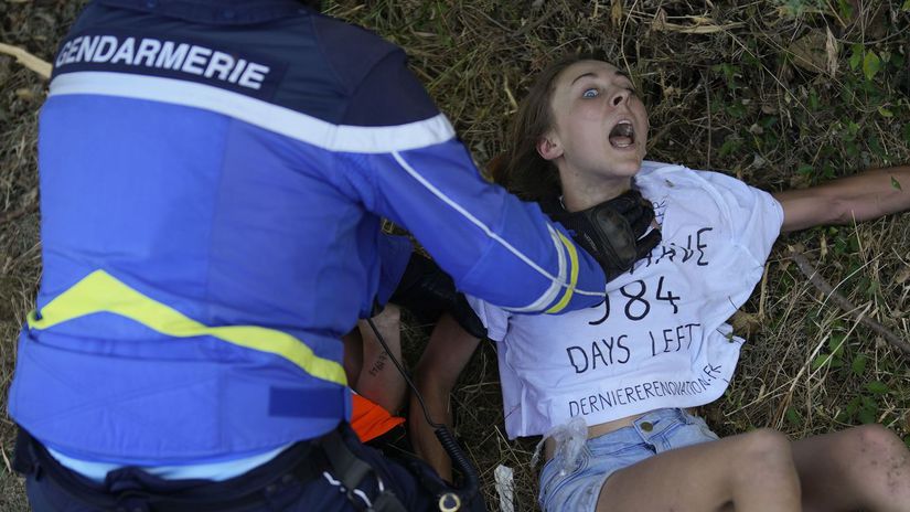 Jedna z demonštrantiek počas 15. etapy Tour de...