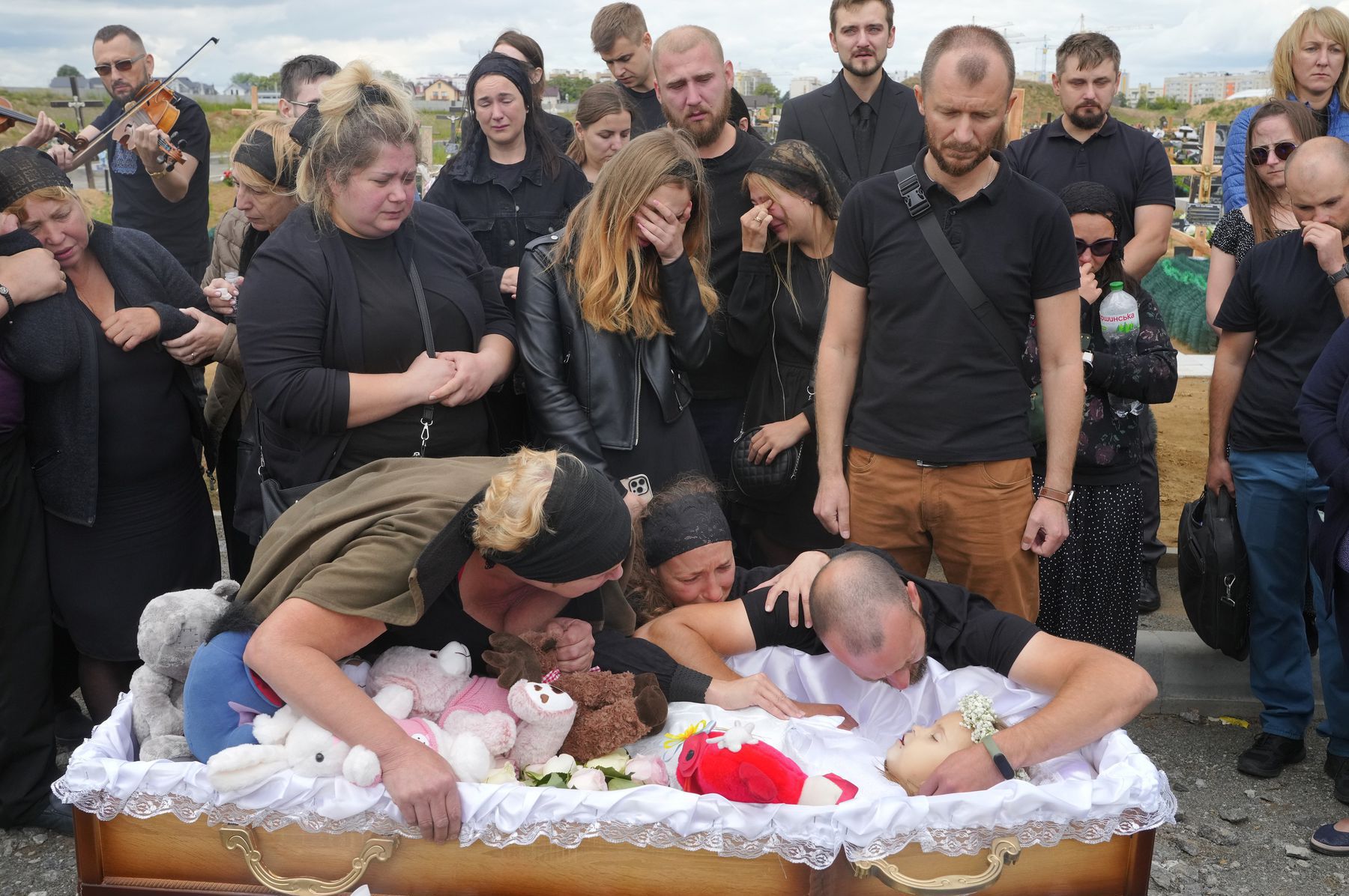 Rodinní príslušníci a priatelia počas pohrebu...