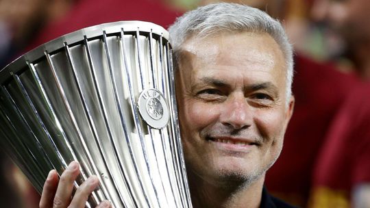 José Mourinho s trofejou za víťazstvo v...