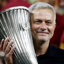 José Mourinho s trofejou za víťazstvo v Európskej konferenčnej lige.