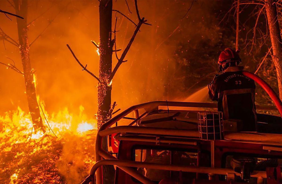 Un pompier lors d'un feu de forêt à La Test-de-Buch...