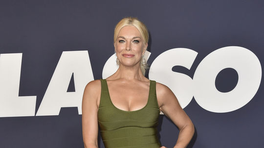 Herečka Hannah Waddingham v elastických šatách...