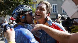 Hugo Houle v objatí s tímovým kolegom a krajanom Michaelom Woodsom.