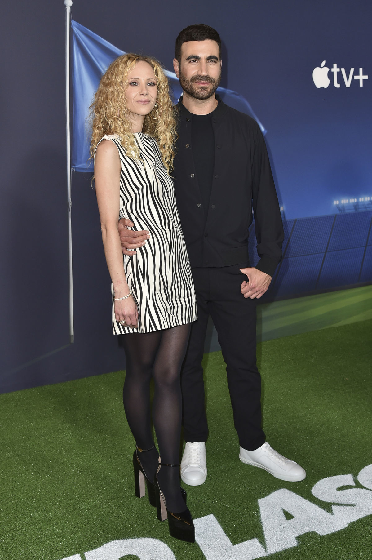 Herečka Juno Temple (vľavo) a Brett Goldstein...