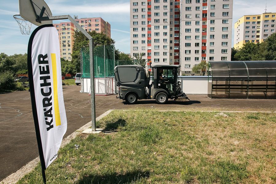 Komunálny zametací stroj značky Kärcher...