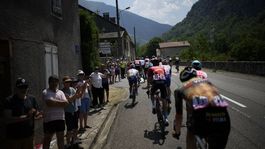 Pelotón pretekov pri vchádzaní do Pyrenejí.