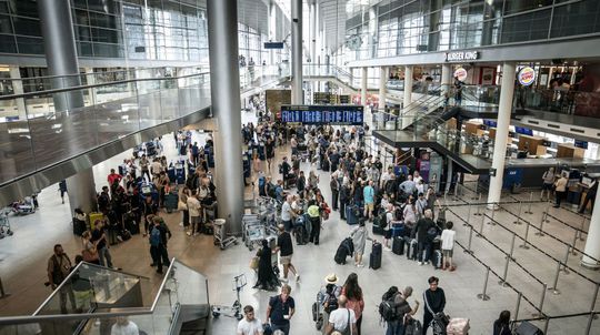 Ľudia sa pripravujú na lety na kodanskom...