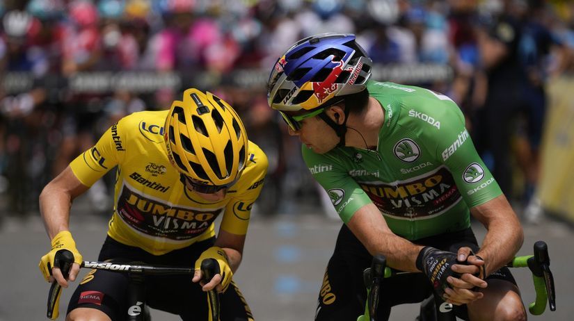 Tímový kolegovia Jonas Vingegaard v žltom a...