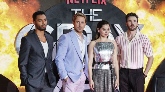 Zľava: Herci Rege-Jean Page, Ryan Gosling, Ana...