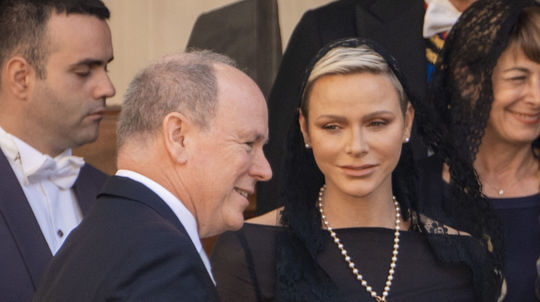 Monacké knieža Albert a jeho manželka -...