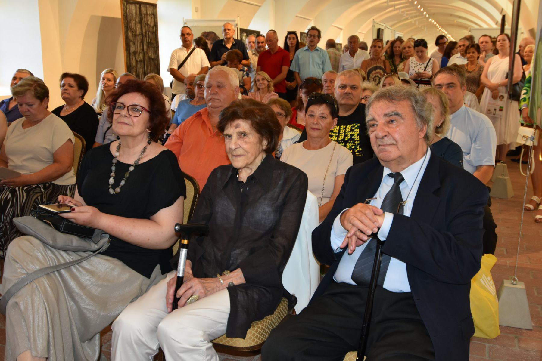 Na snímke z vernisáže v Holíči Darina Kárová,...